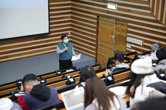 主講人臺上演講另一角度